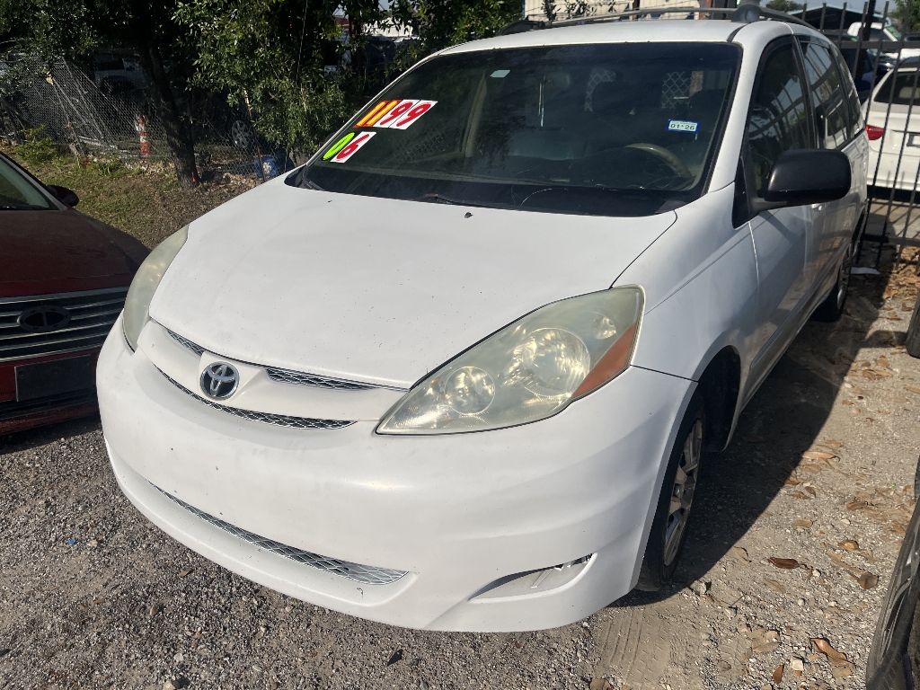 2006 Toyota Sienna LE 7-Passenger's photo