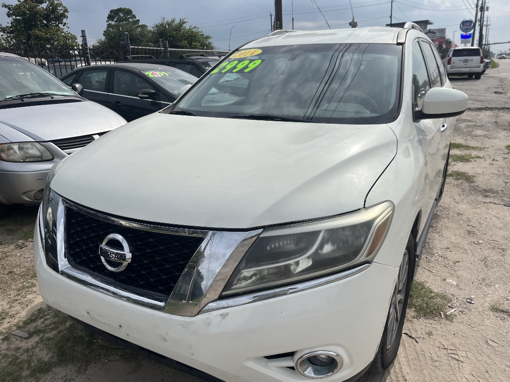 2014 Nissan Pathfinder SV 2WD's photo